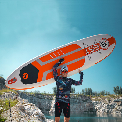 Stia sul surf gonfiabile di volo della pagaia del Sup con la ralinga