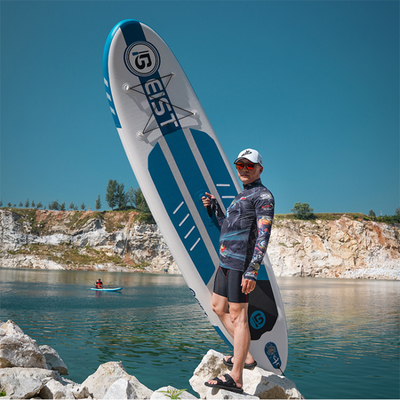 Stia sul surf gonfiabile di volo della pagaia del Sup con la ralinga